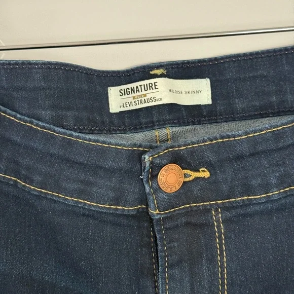 Levi's Women's Dark Blue Jeans (20M) - Picture 6 of 12